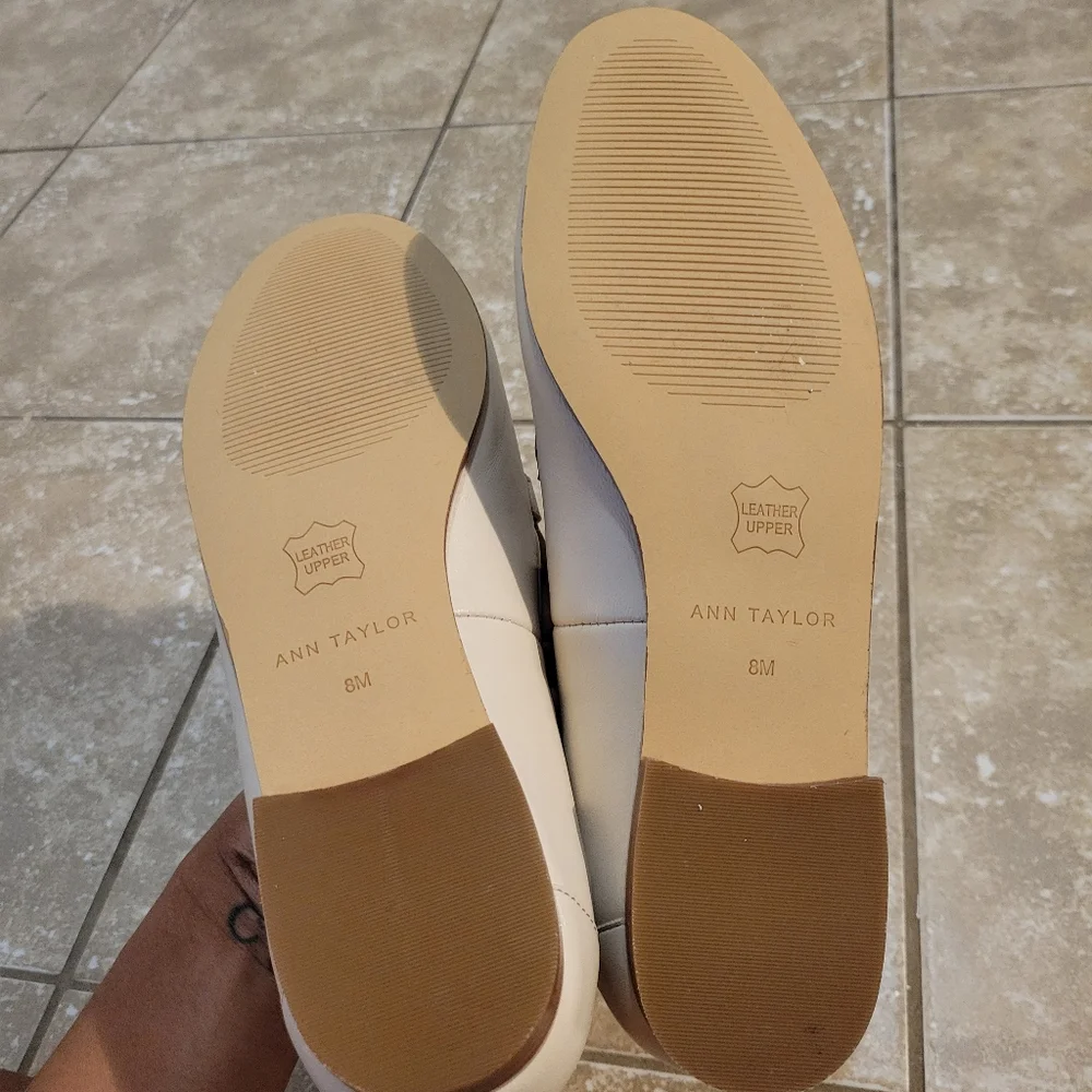 Ann Taylor Women's Elegant Cream Preppy Leather Loafers with Gold Chain. Size 8 - Picture 9 of 10